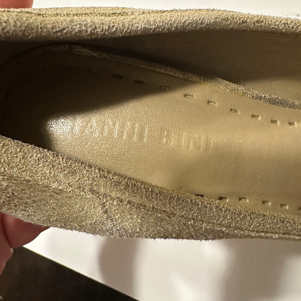 Gianni Bini Gold Heeled Shoes with Bow - Picture 2 of 5